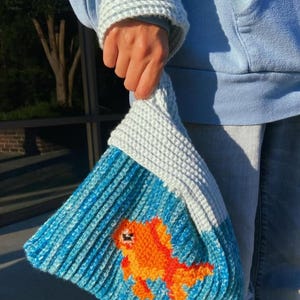 Haakpatroon voor een tas met knoop: Go Fish Goldfish, gemiddeld niveau (PDF)