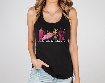 Peut inclure: Débardeur noir avec un motif rose scintillant représentant un gobelet, un tutu, une danseuse de ballet, un trophée et des chaussons de danse. Les mots "dance mom" sont écrits en cursive.