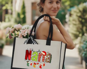 Peut inclure: Un sac fourre-tout en toile crème avec des poignées noires et un fond noir. Le sac affiche le mot "Nana" dans un design de Noël festif, avec des accents rouges, verts et léopard, ainsi que des bas et des lumières festives.