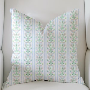 Almohada preppy con rayas de acuarela en rosa suave, azul y verde, almohada decorativa para dormitorio, linda decoración lumbar estética para habitación de adolescentes