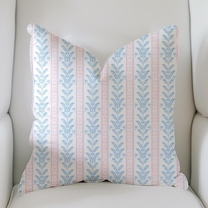 Almohada preppy con rayas de acuarela en rosa suave y azul para dormitorio, cojines decorativos, linda decoración lumbar estética para habitación de adolescentes