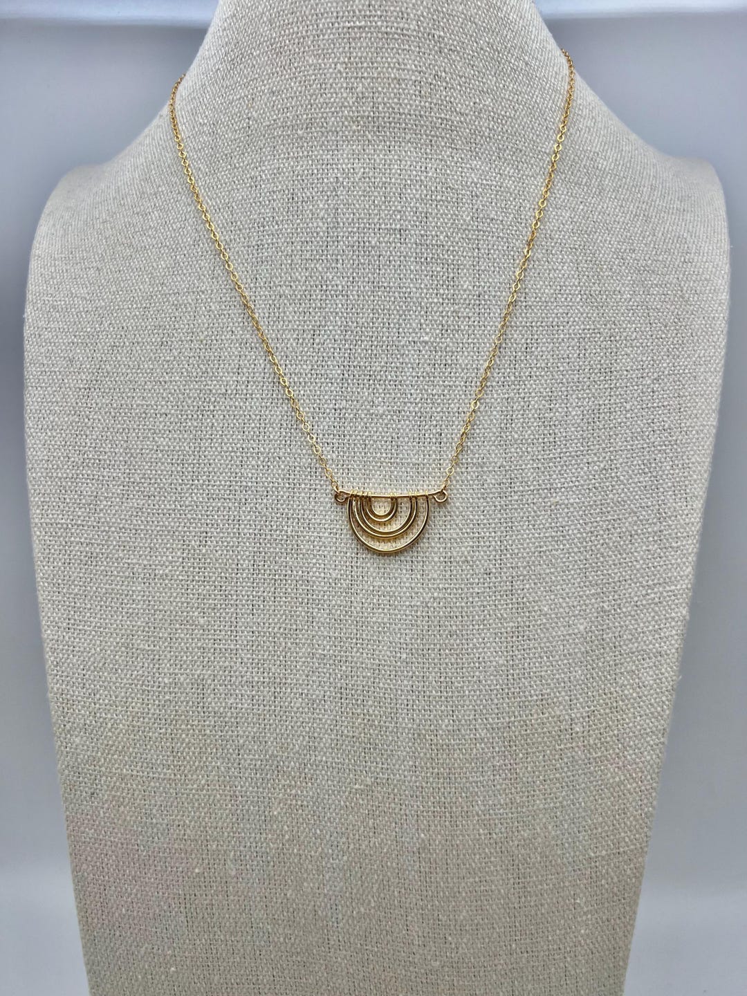 Collar Multicapa Con Piedras De Arcoíris - Chapado En Oro 14k, Cadena Ajustable, Estilo Playero Y De Moda