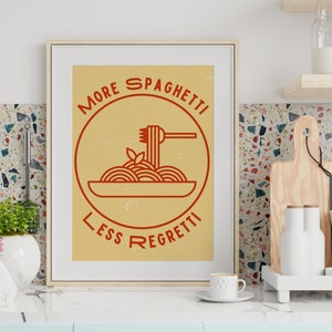 以下が含まれることがあります： 「More Spaghetti Less Regretti」という文字が書かれた黄色と赤のポスター。円の中に、スパゲッティの皿とフォークの線画が描かれている。