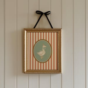 Ganso vintage con sombrero de fiesta - Lámina infantil caprichosa - Arte mural infantil con rayas rojas - Póster de animales para habitación de bebé - Lámina artística de ganso divertido