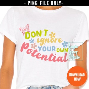 Könnte beinhalten: Ein weißes T-Shirt mit dem Text "DON'T ignore YOUR OWN potential" in bunten Buchstaben mit Blumen und einem Schmetterlingsmotiv.