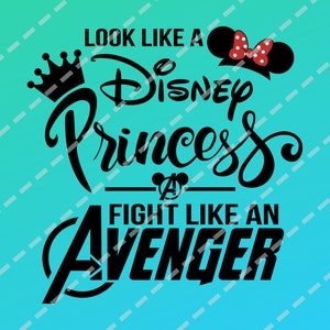 Può includere: Grafica in bianco e nero con il testo "Look like a Disney Princess & Fight like an Avenger". Il design include una corona, le orecchie di Topolino con un fiocco rosso e una "A" stilizzata per Avenger.