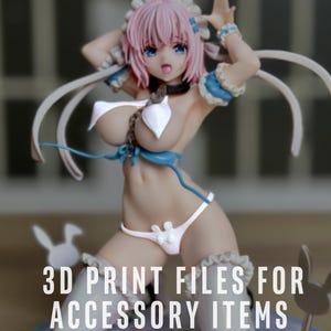 Könnte beinhalten: Eine Figur mit rosa Haaren, weißen Hasenohren, einem blau-weißen Rüschenoutfit und einem Halsband mit Kette. Die Figur kniet auf einem runden Sockel. Der Text auf dem Bild lautet: 3D PRINT FILES FOR ACCESSORY ITEMS ONLY.