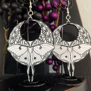 Luna Moth pengle Due orecchini in acrilico bianco e nero tonico