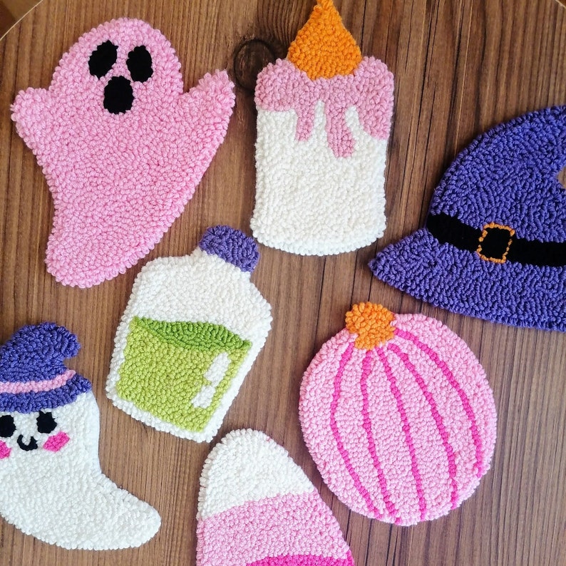 K&ouml;nnte beinhalten: Ein Set aus zehn bunten Filz-Anh&auml;ngern, darunter ein Geist, eine Kerze, ein Hexenhut, ein K&uuml;rbis, eine Flasche und ein Zuckerrohr. Die Anh&auml;nger sind aus Garn gefertigt und eignen sich perfekt zum Dekorieren eines Hauses f&uuml;r Halloween.