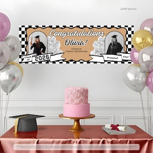 Pode incluir: Uma faixa de formatura retangular com um centro bege e bordas xadrez em preto e branco. Apresenta o texto Congratulations Olivia! Graduate of Anytown City University, Class of 2026, e Proud of You! com duas fotos de um formando.