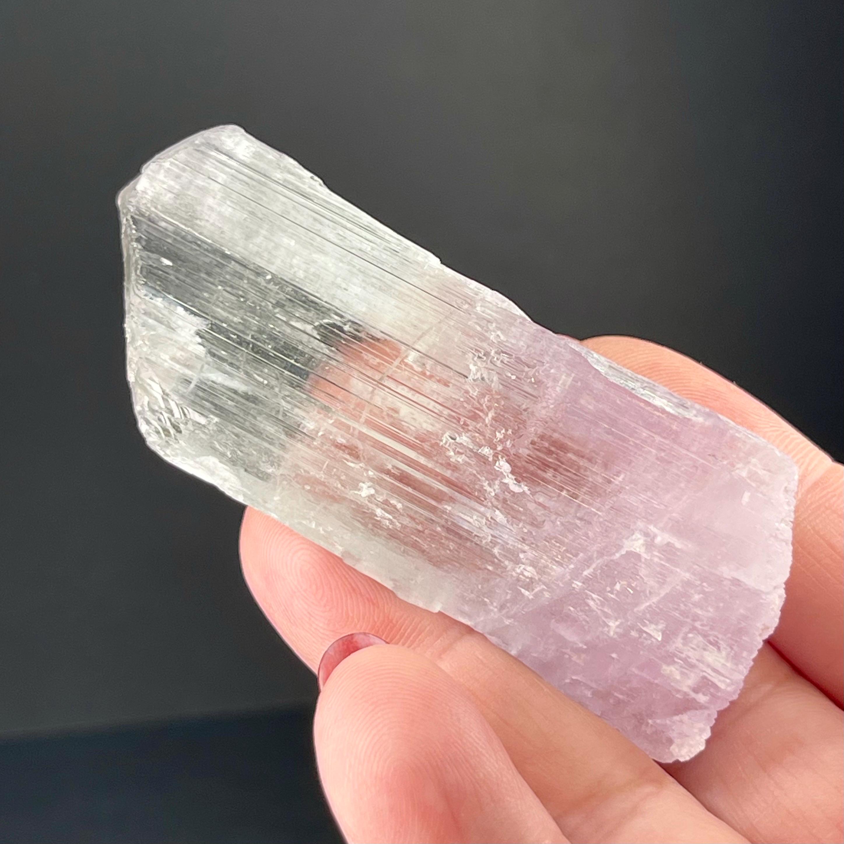 バイカラーのクンツァイト＆ヒデナイトクリスタル、原石UV蛍光標本