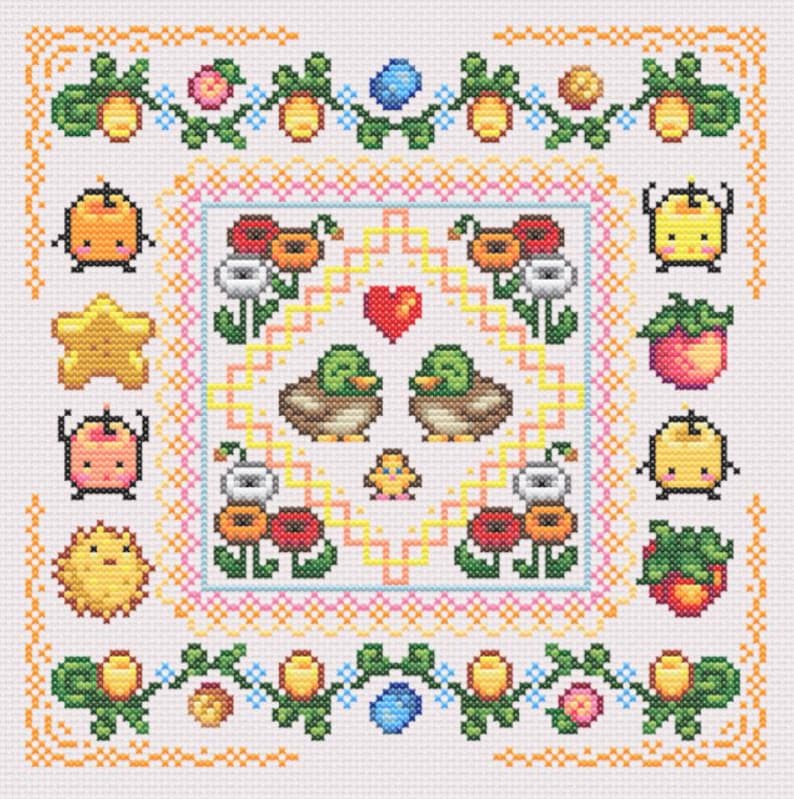 Pu&ograve; includere: Un disegno a punto croce pixelato con un cuore, anatre, fiori e altri elementi ispirati alla natura. Il disegno &egrave; circondato da un bordo giallo, arancione e rosa.