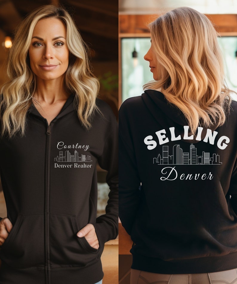 Puede incluir: Sudadera negra con cremallera y capucha, con un gr&aacute;fico blanco de un horizonte de ciudad y el texto "Selling Denver" en la parte posterior. La parte delantera de la sudadera tiene un gr&aacute;fico blanco de un horizonte de ciudad y el texto "Courtney Denver Realtor".