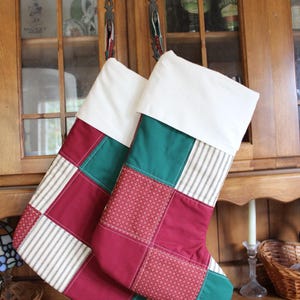 Calcetines navideños acolchados de patchwork hechos a mano