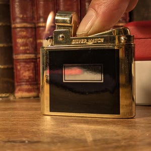 Isqueiro a gasolina Vintage Silver Match em sua caixa