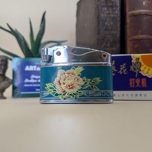 Isqueiro de gasolina de girassol, China, década de 1960