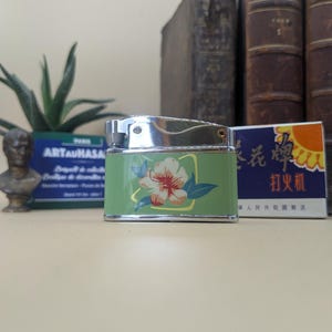 Isqueiro de gasolina de girassol, China, década de 1960