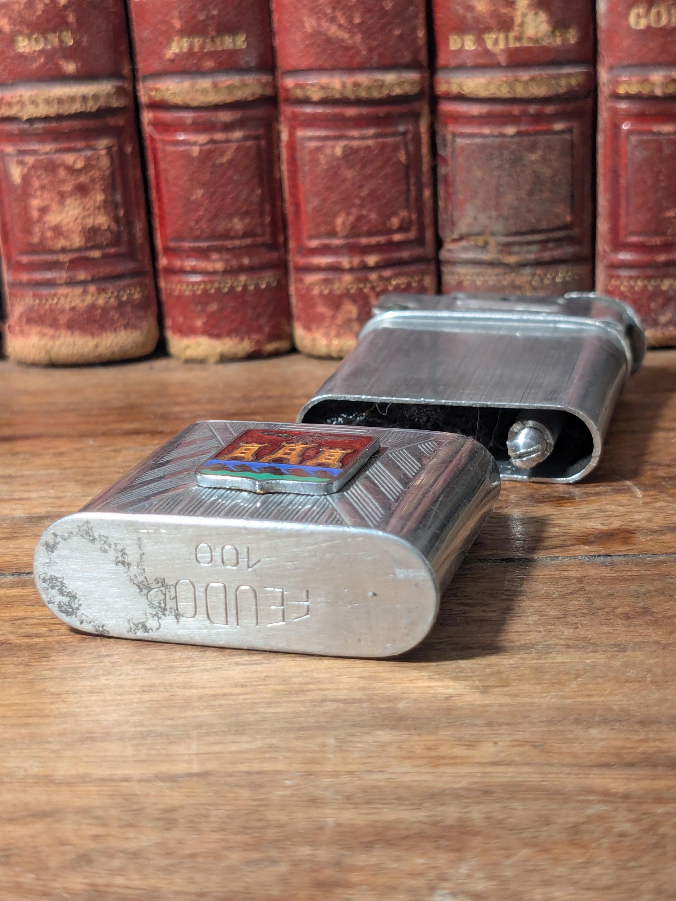 Ancien Briquet à Essence Français – Plaque Taxe Ministère Des Finances – Argent