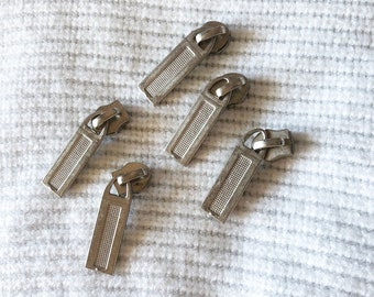 5Pcs metal zipper puller, classic silver, classic zipper for bags and clothing accessories.