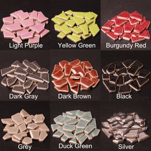 Puede incluir: Surtido de peque&ntilde;as baldosas cer&aacute;micas irregulares en varios colores, incluyendo morado claro, verde amarillo, rojo burdeos, gris oscuro, marr&oacute;n oscuro, negro, gris, verde pato y plateado.