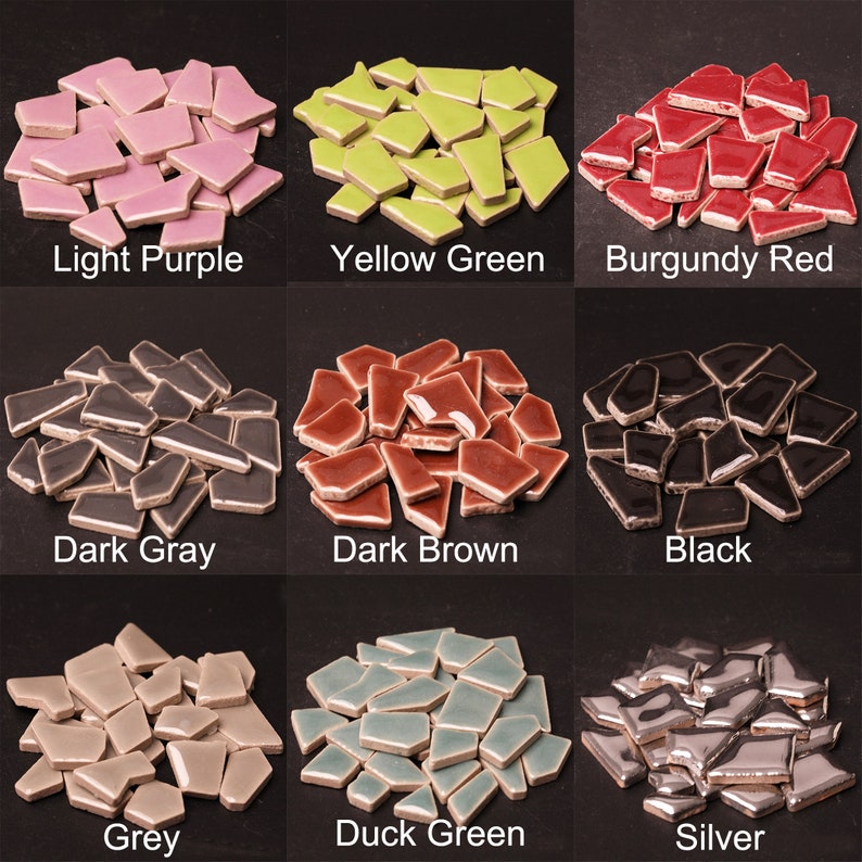 Puede incluir: Surtido de peque&ntilde;as baldosas cer&aacute;micas irregulares en varios colores, incluyendo morado claro, verde amarillo, rojo burdeos, gris oscuro, marr&oacute;n oscuro, negro, gris, verde pato y plateado.