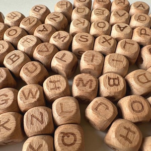 Cuentas cuadradas del alfabeto de madera A-Z. Cuentas de madera a granel al por mayor. Joyería DIY. Cuentas de letras de madera de haya. Cuentas de madera del alfabeto. Cuentas de madera de letras