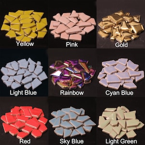 Puede incluir: Surtido de peque&ntilde;as baldosas cer&aacute;micas irregulares en varios colores, incluyendo amarillo, rosa, dorado, azul claro, arco&iacute;ris, azul cian, rojo, azul cielo y verde claro.