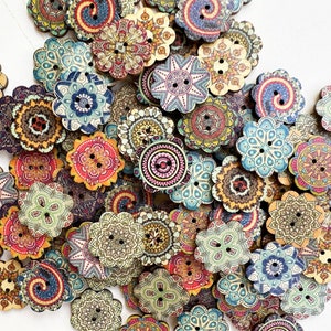 50-100 stuks hele verkoopmix van kleurrijke knoppen, bulk houten knoppen. 0,75, 1 inch-maten. Vintage knoppen, naaien, begrippen, geschilderde knoppen. afbeelding 1