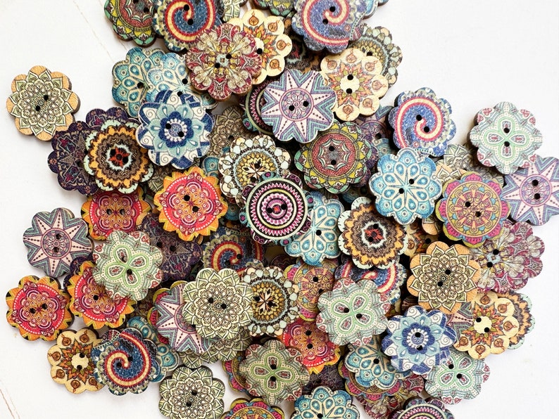 50-100 pcs Whole Sale Mix de boutons colorés, boutons en bois en vrac. 0,75, tailles de 1 pouce. boutons vintage, couture, mercerie, boutons peints. image 1