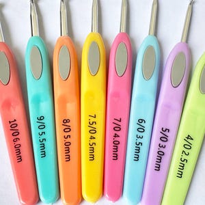 May include: A set of 10 crochet hooks in various sizes, ranging from 2.5mm to 6.0mm. The hooks are colour-coded and labelled with their size and corresponding UK size. The hooks are made of plastic and have a smooth finish.