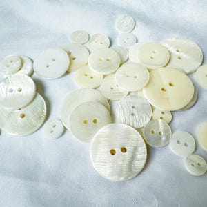 Botones de concha natural de nácar auténtico de 2 agujeros al por mayor. Botones de traje de alta gama al por mayor. Botones de traje de lujo. Botones de concha auténtica.
