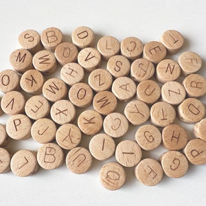 Cuentas de galletas del alfabeto de madera A-Z. Cuentas de madera a granel al por mayor. Joyería de bricolaje. Cuentas de letras de madera de haya. Cuentas de madera con letras. Cuentas de madera del alfabeto.