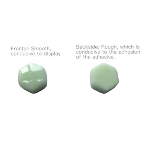 Pu&ograve; includere: Due piastrelle esagonali verde chiaro. La piastrella a sinistra &egrave; etichettata Frontal: Smooth, conducive to display. La piastrella a destra &egrave; etichettata Backside: Rough, which is conducive to the adhesion of the adhesive. Entrambe sono verde chiaro.