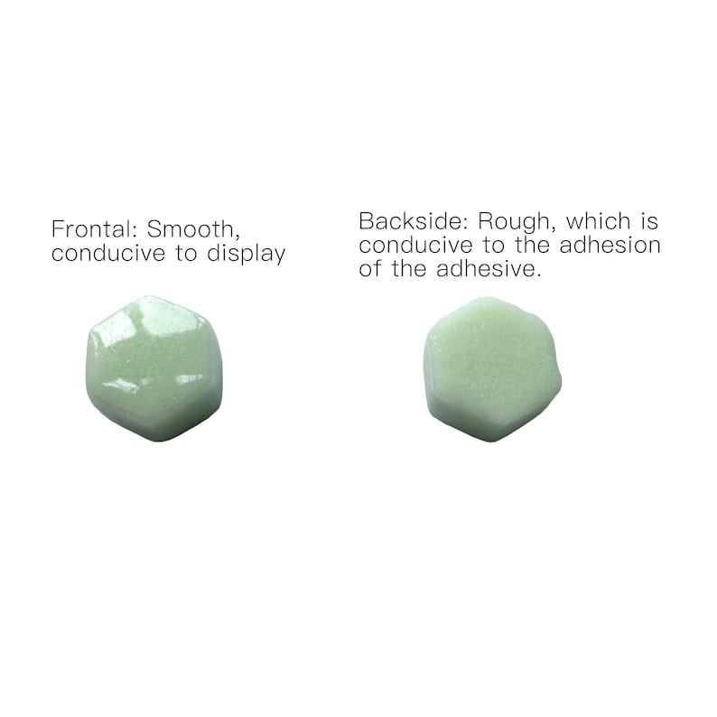 Pu&ograve; includere: Due piastrelle esagonali verde chiaro. La piastrella a sinistra &egrave; etichettata Frontal: Smooth, conducive to display. La piastrella a destra &egrave; etichettata Backside: Rough, which is conducive to the adhesion of the adhesive. Entrambe sono verde chiaro.