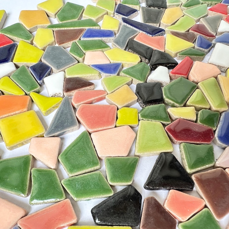Puede incluir: Surtido de azulejos cer&aacute;micos de colores, de formas irregulares, en varios tonos de verde, rojo, amarillo, azul, marr&oacute;n y rosa. Los azulejos son perfectos para proyectos de artesan&iacute;a y mosaicos.