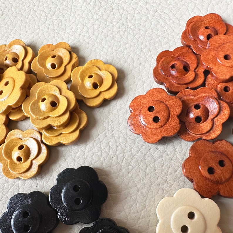 50 pcs Whole Sale Carved Flower Wood Buttons, Bulk Wooden Buttons. Multiple sizes and color. Classic Buttons. Sewing.Vintage Buttons zdjęcie 3