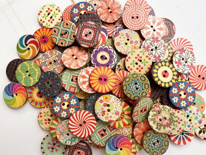 50-100 pcs Mélange de vente entière de boutons colorés, boutons en bois en vrac. Tailles de 0,75 et 1 pouce. Boutons vintage, Couture, Notions, Boutons Classiques image 1