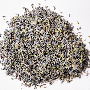 Fiore di lavanda essiccato in massa.1-5 oz. Germogli biologici fiori secchi all&#39;ingrosso all&#39;ingrosso di colore blu intenso. Lavandula.
