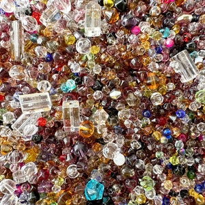500-1000 pcs Mélange de cristaux assortis. 2mm-12mm Jesse James Perles de cristal de verre mélangées Lot choisi au hasard Taille mixte, image 1