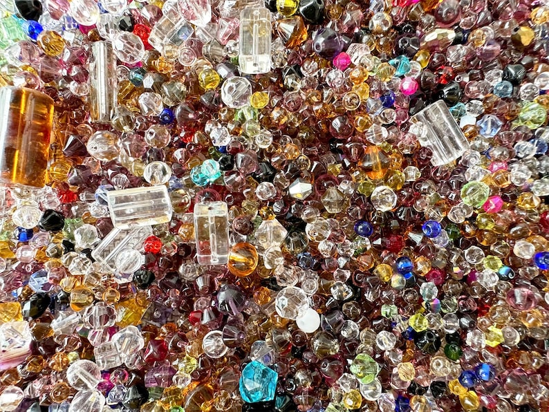 Mix di cristalli assortiti da 500-1000 pezzi. Perle di cristallo di vetro Jesse James da 2mm-12mm Misto lotto scelto casuale Dimensioni miste, immagine 1