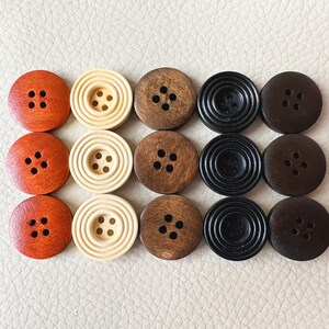 50 piezas de botones de madera de flores circulares de venta completa, botones de madera a granel. Múltiples tamaños y colores. Botones clásicos. Botones vintage, costura. imagen 4