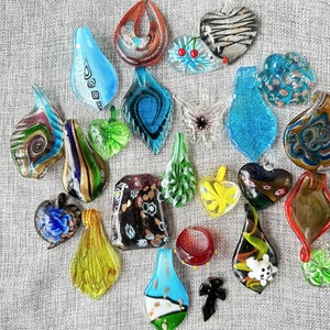 15 30 pcs Assortiment de pendentifs en verre. Perles de cristal de verre mélangées Lot choisi au hasard Mixed Size.Glass Pendant Mix.Crystal Pendant Mix image 1