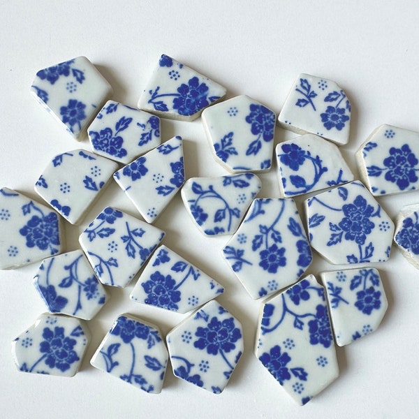 32 piezas de mosaicos de cerámica irregulares de color azul y blanco. 20-40 mm. 6 tipos para elegir. Suministro de mosaicos. Azulejos de mosaico con forma de cerámica esmaltada.