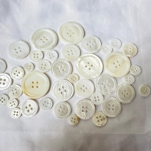 Großverkauf echtes Perlmutt Natural Shell Buttons. 4 Loch. Große High-End-Anzugsknöpfe. Echte Muschelknöpfe. Luxuriöse Anzug Knöpfe.