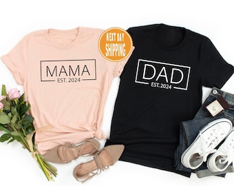 Maman EST personnalisée. Chemise 2024, papa HNE. Chemise 2024, t-shirt faire-part de bébé, nouvelle chemise maman et papa, sweat-shirt maman 2024 et papa 2024