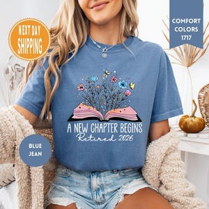 Komfortfärger Blommig bok Ett nytt kapitel börjar Pensionerad lärare 2026 T-shirt, pensioneringströja