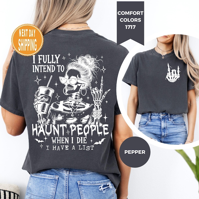K&ouml;nnte beinhalten: Dunkelgraues T-Shirt mit einem wei&szlig;en Skelett-Motiv, das eine Sonnenbrille tr&auml;gt, ein Getr&auml;nk h&auml;lt und eine Handbewegung macht. Der Text lautet: "I FULLY INTEND TO HAUNT PEOPLE WHEN I DIE I HAVE A LIST".