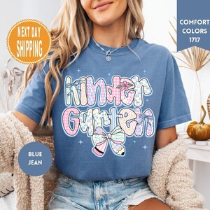 Comfort Colors Kindergärtnerin Shirt: Kinder Crew Back to School