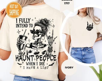 Può includere: Una t-shirt color avorio con una grafica nera sul retro raffigurante uno scheletro con chignon, occhiali da sole e una bevanda, con il testo I FULLY INTEND TO HAUNT PEOPLE WHEN I DIE I HAVE A LIST. Il davanti presenta una piccola mano scheletrica.