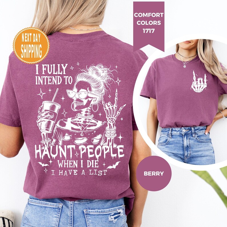 K&ouml;nnte beinhalten: Beerenfarbenes T-Shirt mit einem Skelett-Grafik und dem Text "I FULLY INTEND TO HAUNT PEOPLE WHEN I DIE I HAVE A LIST." Das Shirt zeigt auch eine Skelett-Hand, die eine Rock'n'Roll-Geste macht.
